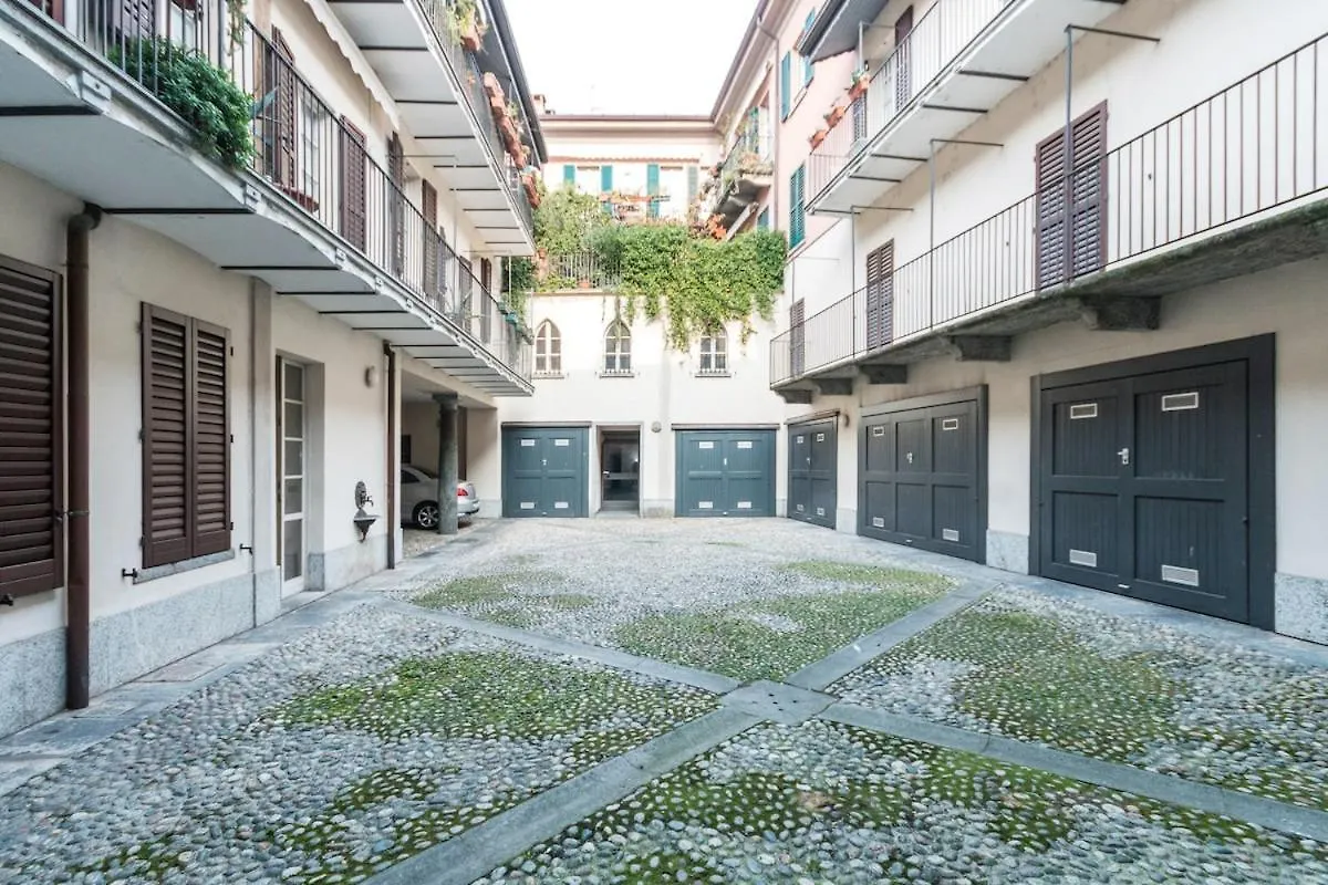 Cosy And Chic To The Lake Como Italy